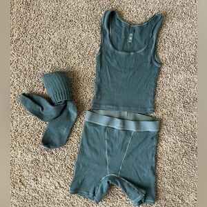 Skims cotton ribbed boxers and tank set with socks in kyanite